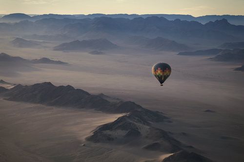 ballon-flying-namibia-shutterstock_421962736