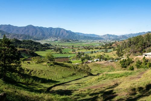 Valley of Constanza surrounded by mountains, the agricultural center of the Dominican Republic © Jakob Fisher/Shutterstock