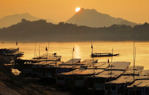 Mekong river, Luang Prabang port in Laos © i viewfinder/Shutterstock